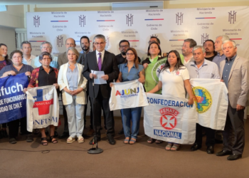 Mesa del Sector Público llega a acuerdo con el gobierno para reajuste salarial del 12%