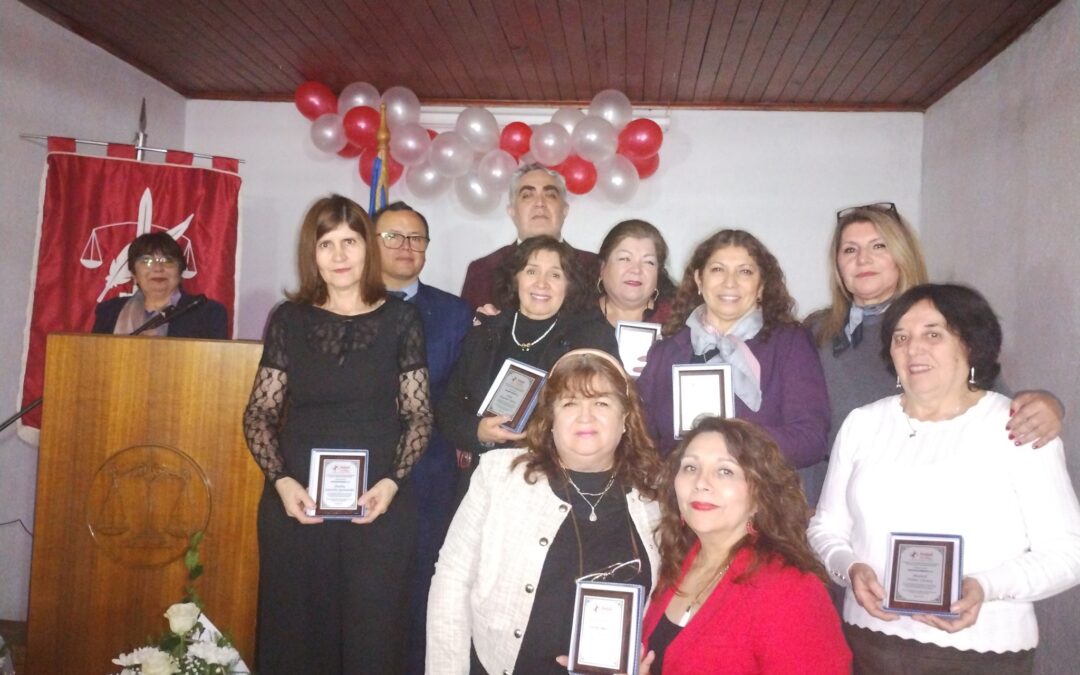 Entrega de reconocimientos a socios y socias de Anejud Santiago por años de Servicio en el Poder Judicial
