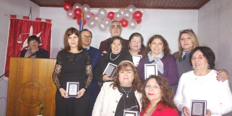 Entrega de reconocimientos a socios y socias de Anejud Santiago por años de Servicio en el Poder Judicial